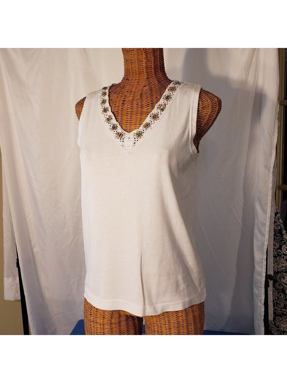 Ladies ALLYSON WHITMORE White Beaded V Neck Tank Top - M